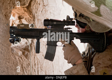 Ein US-Marine mit Fox Company, 2. Bataillon, 2. Marines wacht über die Website von seinem M27 Gewehr während einer Operation 27. Juni 2013 in Habib Abad, Provinz Helmand, Afghanistan. Stockfoto