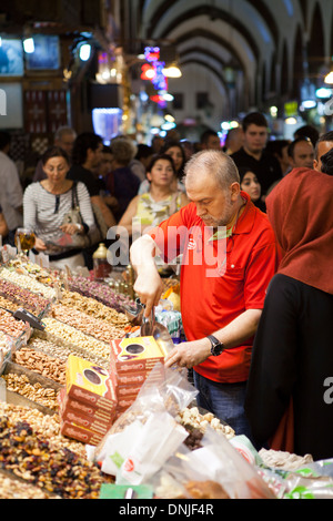 Ein Markt-Verkäufer für einen Kunden auf dem Gewürz-Basar in Istanbul, Türkei Stockfoto