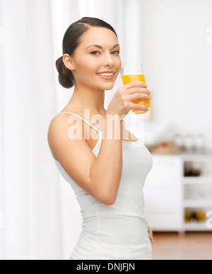 Frau mit Glas Saft in Küche Stockfoto