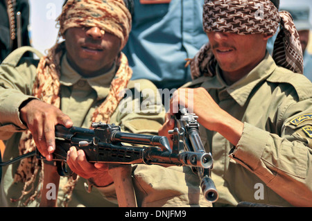 Afghanische Polizei Offiziere zeigen ihre Waffen-Expertise durch Demontage und Montage AK-47 Gewehre, während im regionalen Ausbildungszentrum ALP 6. Juni 2013 in Lashkar Gah District, Provinz Helmand, Afghanistan die Augen verbunden. Stockfoto