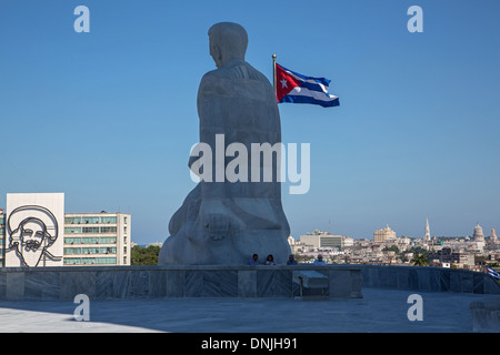 STATUE VON JOSE MARTI (1853-1895), KUBANISCHER POLITIKER, PHILOSOPH UND DICHTER, KUBANISCHE FLAGGE UND PORTRÄT VON FIDEL CASTRO, PLATZ DER REVOLUTION, PLAZA DE LA REVOLUCION, HAVANNA, KUBA, KARIBIK Stockfoto