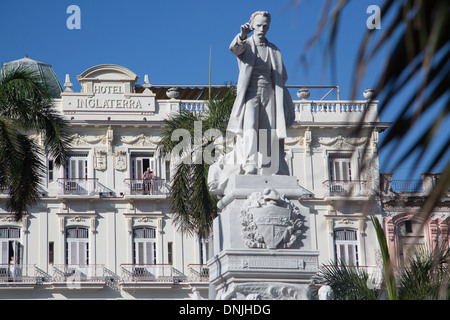 STATUE VON JOSE MARTI (1853-1895), KUBANISCHER POLITIKER, PHILOSOPH UND DICHTER, VOR DEM HOTEL INGLATERRA (HOTEL VON ENGLAND), HAVANNA, KUBA, KARIBIK Stockfoto