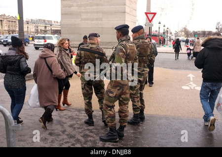 Soldaten patrouillieren die Straßen von Paris Stockfoto