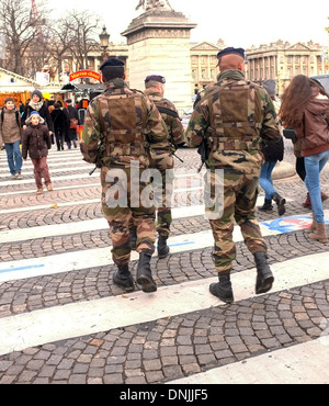 Soldaten patrouillieren die Straßen von Paris Stockfoto