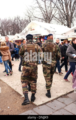 Soldaten in den Straßen von Paris Stockfoto