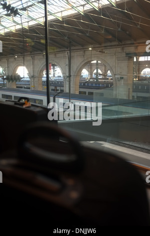Gepäck im Bahnhof Stockfoto