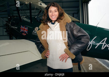 Tracey Curtis-Taylor landete am Ende eines 7000 km langen Fluges von Kapstadt in Südafrika in einem alten Boeing Stearman-Doppeldecker Stockfoto