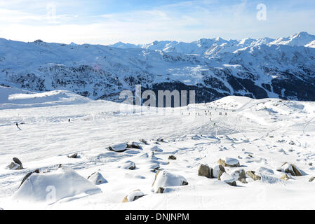 Gesamtansicht über Abhänge und Felsen wo Deutsche Formel-1-Legende Michael Schumacher angeblich seinem Skiunfall am Saulire Berg in der Nähe von Méribel, Französische Alpen, Frankreich, 31. Dezember 2013 hatte. Ehemaliger Formel ein deutscher Rennfahrer Michael Schumacher ist immer noch am Klinikum Grenoble behandelt, nachdem er in ein Koma mit einem Schädel Trauma nach einem Skiunfall in Meribel zugelassen wurde. Schumachers Zustand leicht verbessert, aber er ist nicht aus der Gefahrenzone noch nach einer anderen Operation über Nacht weiter Druck auf sein Gehirn zu reduzieren Ärzte sagten. Foto: DAVID sollte/dpa Stockfoto