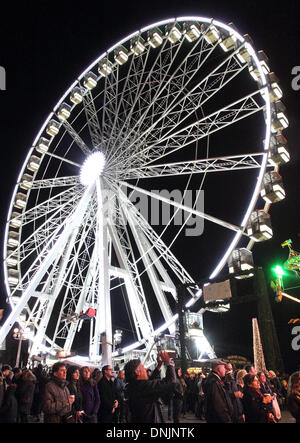 London, UK. 30. Dezember 2013. Traditionellen europäischen Stil Weihnachtsmärkte - der ganze Spaß von der Messe - Ice Skating - Musik - Bier - Essen - das ist Winter-Wunderland im Hyde Park, London - Dezember 31. 2013 Credit: KEITH MAYHEW/Alamy Live News Stockfoto