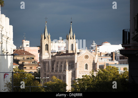 Die Kirche von San Jerónimo el Real (oder Los Jerónimos) in der Calle Moreto, Madrid, neben dem Prado-Museum, mit einem grauen, stürmischen Himmel Stockfoto