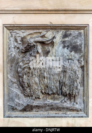 Bronze Relief der Angora-Ziege auf dem Sockel der Statue von Sir Titus Salt Stockfoto