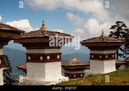 108 Chörten am Dochula Pass in Bhutan Stockfoto