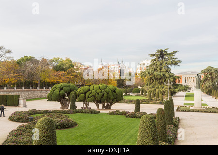 Cloud-gestutzten Büschen (Formschnitt) im Parque del Retiro, Madrid, Spanien Stockfoto