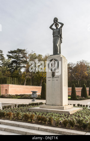 Blick auf die Statue im Gedächtnis des Nobelpreisträgers und Dramatiker Jacinto Benavente, in Retiro Park, Madrid, Spanien Stockfoto