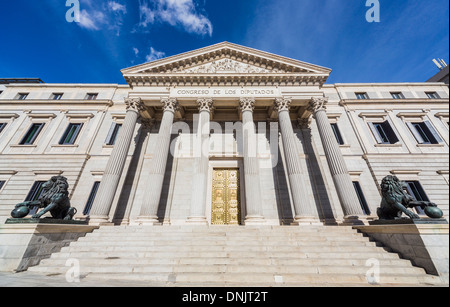 Ansicht der Bronzenen Löwen Statuen und Schritte am Eingang des iconic Congreso de los Diputados (Abgeordnetenkammer), Plaza De Las Cortes, Madrid, Spanien Stockfoto