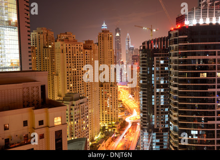 Die Aussicht auf Dubai Stadt von Wolkenkratzer in Nachtbeleuchtung, Dubai, Vereinigte Arabische Emirate Stockfoto