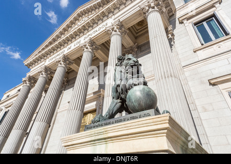 Ansicht des Congreso de los Diputados (Abgeordnetenkammer), Sehenswürdigkeiten auf der Plaza De Las Cortes, Madrid, Spanien, lion Statue und Spalten im Eingang Fassade Stockfoto