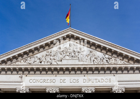 Spanisch Sightseeing: Ansicht von Schnitzereien auf die reich verzierte Fassade des Congreso de los Diputados (Abgeordnetenkammer), Plaza De Las Cortes, Madrid, Spanien Stockfoto