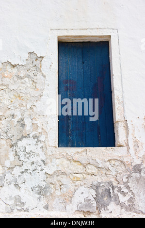 Blauen Fensterläden mit weiß getünchten Mauer, Fiscardo, Kefalonia, Griechenland Stockfoto