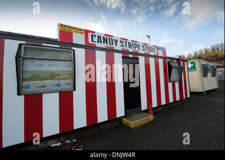 Derry - Londonderry, Nordirland - 31. Dezember 2013 - Derry City Council, das Brandywell Stadium, die Heimat von Derry City Football Club, besitzt hat zugestimmt, £2 verbringen. 7 m auf seine Sanierung. Es gibt Pläne für eine neue Tribüne, Umkleidekabinen und einen Kunstrasenplatz. Die Greyhound-Rennstrecke, die den Platz umgibt werden entfernt Credit: George Sweeney / Alamy Live News Stockfoto