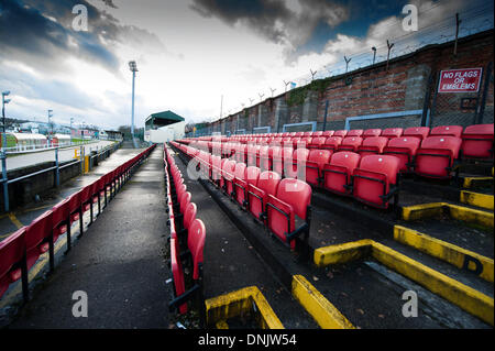 Derry - Londonderry, Nordirland - 31. Dezember 2013 - Derry City Council, das Brandywell Stadium, die Heimat von Derry City Football Club, besitzt hat zugestimmt, £2 verbringen. 7 m auf seine Sanierung. Es gibt Pläne für eine neue Tribüne, Umkleidekabinen und einen Kunstrasenplatz. Die Greyhound-Rennstrecke, die den Platz umgibt werden entfernt Credit: George Sweeney / Alamy Live News Stockfoto