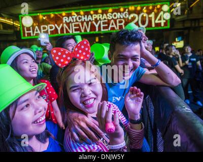 Bangkok, Thailand. 31. Dezember 2013. Menschen genießen Sie eines der Konzerte in der Silvesternacht Bangkok Ratchaprasong Kreuzung. Hunderttausende von Menschen packen in der Ratchaprasong Kreuzung in Bangkok für die Stadt jährliche Silvester Countdown. Viele Thais gehen die Erawan-Schrein und Wat Pathum Wanaram nahe der Kreuzung zu beten und Verdienst machen. Bildnachweis: Jack Kurtz/ZUMAPRESS.com/Alamy Live-Nachrichten Stockfoto