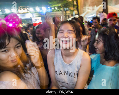 Bangkok, Thailand. 31. Dezember 2013. Thais Countdown der letzten Minuten des 2013 bei der Silvester-Party in Ratchaprasong Kreuzung in Bangkok. Hunderttausende von Menschen packen in der Ratchaprasong Kreuzung in Bangkok für die Stadt jährliche Silvester Countdown. Viele Thais gehen die Erawan-Schrein und Wat Pathum Wanaram nahe der Kreuzung zu beten und Verdienst machen. Bildnachweis: Jack Kurtz/ZUMAPRESS.com/Alamy Live-Nachrichten Stockfoto