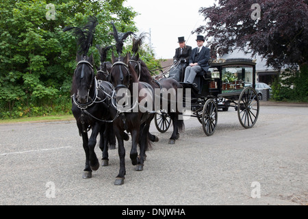 Traditionelle Pferdekutschen Leichenwagen Sarg tragen Stockfoto