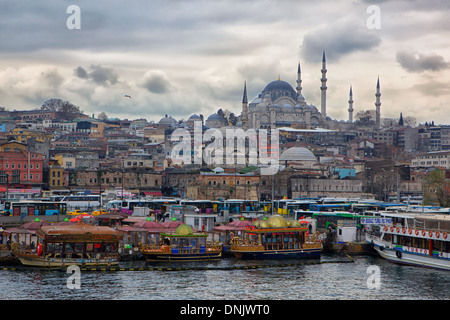 Ein Blick auf die Süleymaniye-Moschee, wie gesehen von der Galata-Brücke in Istanbul, Türkei. Stockfoto