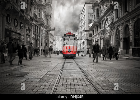 Einer der berühmten alten roten Straßenbahnen im Bereich Taksim in Istanbul, Türkei. Stockfoto