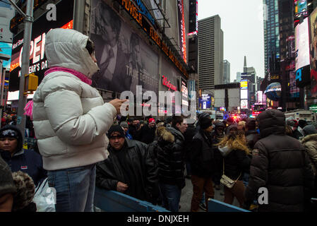 New York, NY, USA. 31. Dezember 2013. Menschen warten gespannt auf Times Square eingeben, bevor der Ball an Silvester 31. Dezember 2013 in New York City fällt. Bildnachweis: Donald Bowers/Alamy Live News Stockfoto