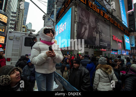 New York, NY, USA. 31. Dezember 2013. Menschen warten gespannt auf Times Square eingeben, bevor der Ball an Silvester 31. Dezember 2013 in New York City fällt. Bildnachweis: Donald Bowers/Alamy Live News Stockfoto