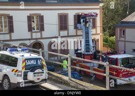 EIN OPFER MIT DER FEUERWEHR LEITER EVAKUIEREN, WÄHREND SAMU (RETTUNGSDIENST) ÄRZTE WARTEN, RUGLES, EURE (27), FRANKREICH Stockfoto