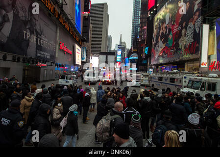 New York, NY, USA. 31. Dezember 2013. Menschen warten gespannt auf Times Square eingeben, bevor der Ball an Silvester 31. Dezember 2013 in New York City fällt. Bildnachweis: Donald Bowers/Alamy Live News Stockfoto