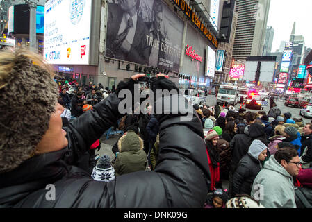 New York, NY, USA. 31. Dezember 2013. Menschen warten gespannt auf Times Square eingeben, bevor der Ball an Silvester 31. Dezember 2013 in New York City fällt. Bildnachweis: Donald Bowers/Alamy Live News Stockfoto