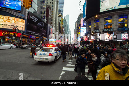 New York, NY, USA. 31. Dezember 2013. Menschen warten gespannt auf Times Square eingeben, bevor der Ball an Silvester 31. Dezember 2013 in New York City fällt. Bildnachweis: Donald Bowers/Alamy Live News Stockfoto