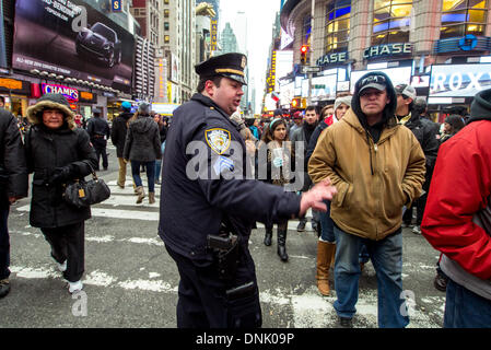 New York, NY, USA. 31. Dezember 2013. Menschen warten gespannt auf Times Square eingeben, bevor der Ball an Silvester 31. Dezember 2013 in New York City fällt. Bildnachweis: Donald Bowers/Alamy Live News Stockfoto