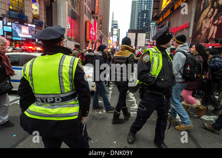 New York, NY, USA. 31. Dezember 2013. Menschen warten gespannt auf Times Square eingeben, bevor der Ball an Silvester 31. Dezember 2013 in New York City fällt. Bildnachweis: Donald Bowers/Alamy Live News Stockfoto