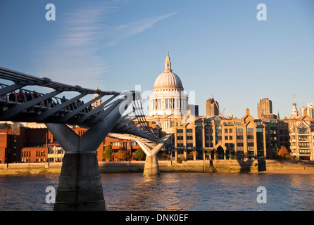 Blick auf St. Pauls Kathedrale zeigt die Millennium Bridge und der Themse, London, England, Vereinigtes Königreich Stockfoto