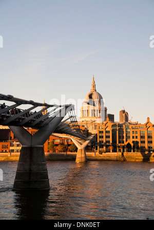 Blick auf St. Pauls Kathedrale zeigt die Millennium Bridge und der Themse, London, England, Vereinigtes Königreich Stockfoto