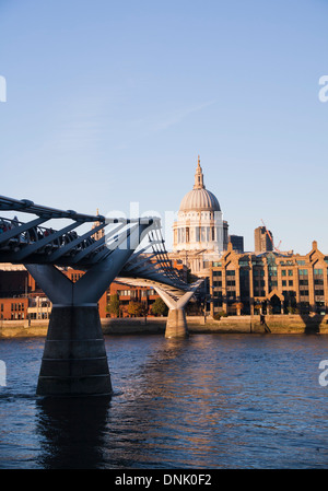 Blick auf St. Pauls Kathedrale zeigt die Millennium Bridge und der Themse, London, England, Vereinigtes Königreich Stockfoto