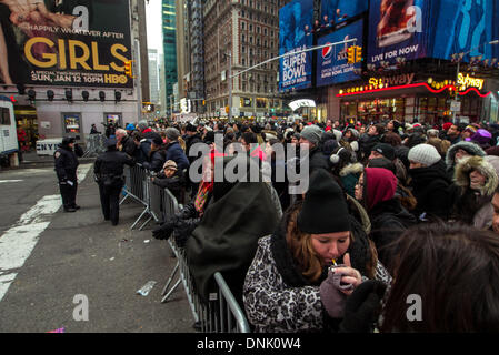 New York, NY, USA. 31. Dezember 2013. Menschen warten gespannt auf Times Square eingeben, bevor der Ball an Silvester 31. Dezember 2013 in New York City fällt. Bildnachweis: Donald Bowers/Alamy Live News Stockfoto