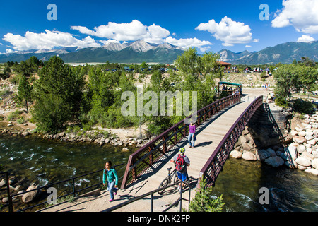 Brücke über den Arkansas River bietet Mountainbiker, Wanderer und Läufer Zugang zu Barbara Whipple Trail, Buena Vista, CO Stockfoto