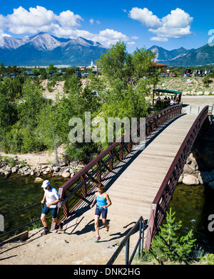 Brücke über den Arkansas River bietet Mountainbiker, Wanderer und Läufer Zugang zu Barbara Whipple Trail, Buena Vista, CO Stockfoto