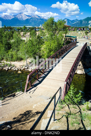 Brücke über den Arkansas River bietet Mountainbiker, Wanderer und Läufer Zugang zu Barbara Whipple Trail, Buena Vista, CO Stockfoto