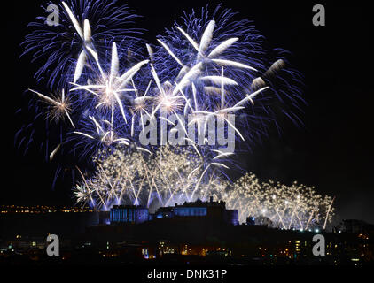 Silvester-Feuerwerk in Edinburgh Castle, Schottland, das neue Jahr zu feiern. Stockfoto