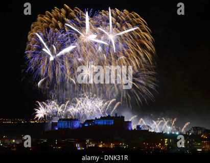 Silvester-Feuerwerk in Edinburgh Castle, Schottland, das neue Jahr zu feiern. Stockfoto