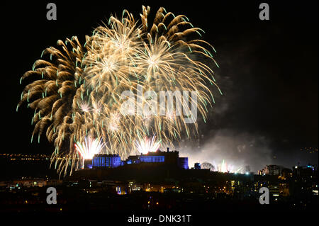 Silvester-Feuerwerk in Edinburgh Castle, Schottland, das neue Jahr zu feiern. Stockfoto