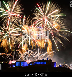 Silvester-Feuerwerk in Edinburgh Castle, Schottland, das neue Jahr zu feiern. Stockfoto