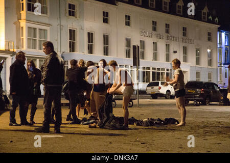 Aberystwyth, Wales, UK. 1. Januar 2014. Nachtschwärmer ausziehen zum Schwimmen zur Feier des neuen Jahres in Aberystwyth. Bildnachweis: Jon Freeman/Alamy Live-Nachrichten Stockfoto
